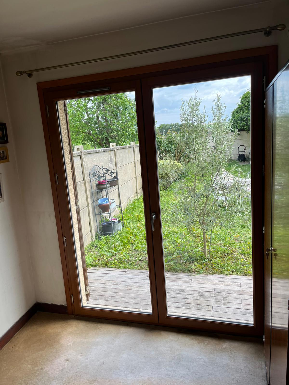 Fenêtre coulissante en aluminium noir avec grande baie vitrée offrant une vue panoramique